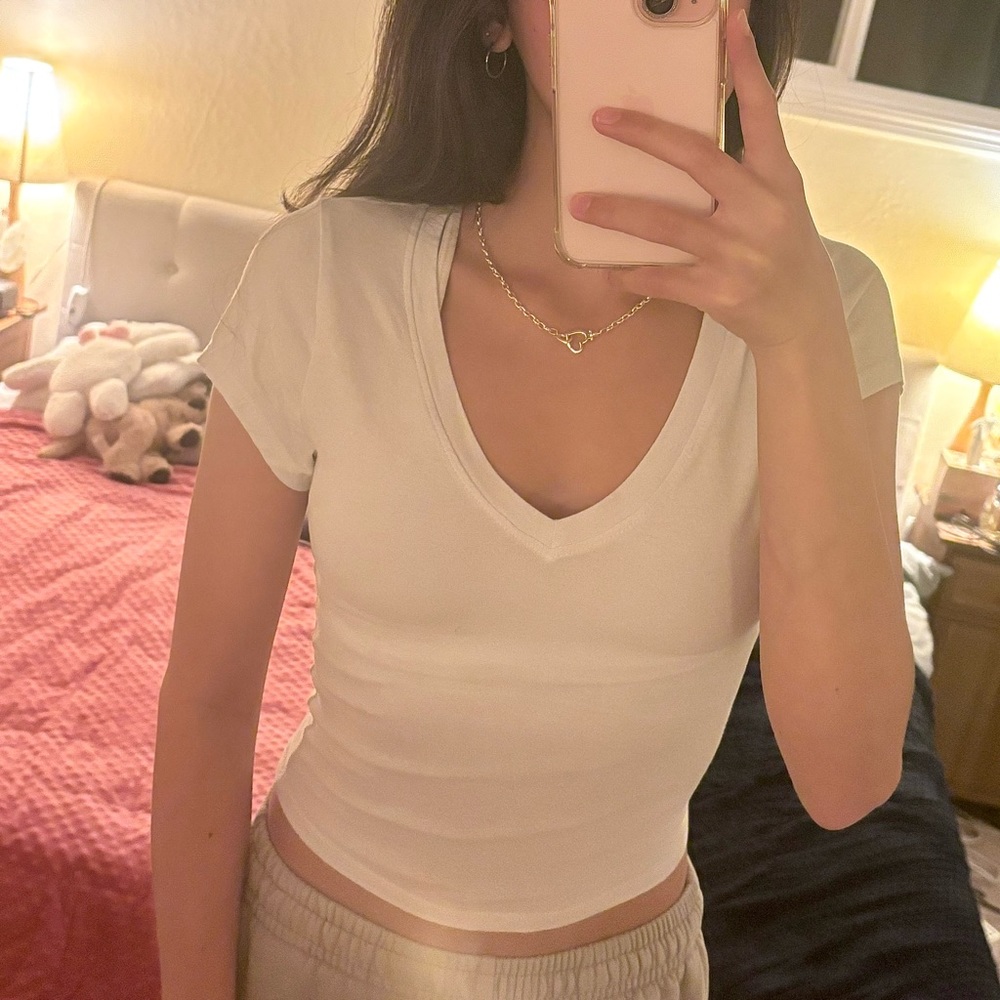 White v neck short sleeve shirt